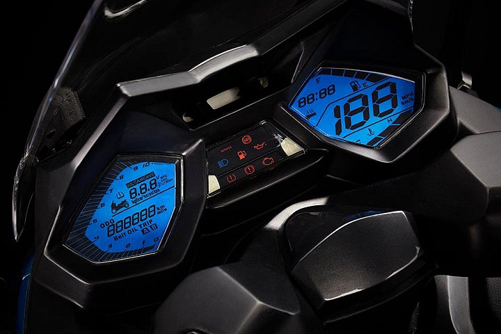 雙液晶儀表,右側為時速與油量,左側為轉速與車輛狀態。而仔細觀察此儀表照,會發現儀表上有輪胎低壓警示與加溫手把的圖示,這也證實這輛K50除了運動性外,在電子配備上也滿足了消費者的期望。