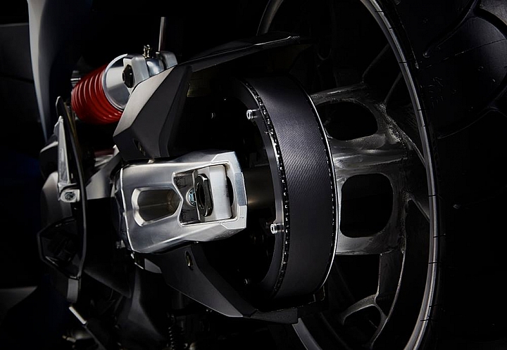 與TMAX相同使用皮帶傳動,除了降低噪音,在保養上也相當便利。而注意到圖右輪框上挖的大孔,K50在輪下偷輕確實下了很大的功夫