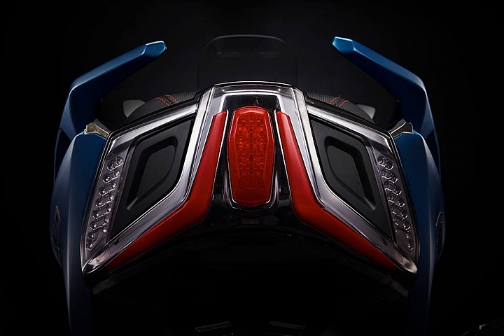 車尾配置清晰可見,煞車主燈為中央直立LED燈,兩旁紅色光導為巡航尾燈。方向燈使用LED燈泡,靠車尾邊緣置放營造不同的風格