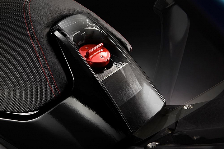 油箱位置與開啟方使和TMAX相同。另外由旁邊的烤漆近照不平整的狀況可判斷,此車可能僅是最終試作車