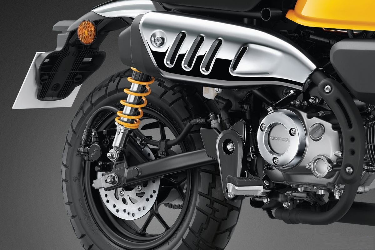 輪圈、後搖臂改成黑色烤漆，但土除部分則維持鍍鉻的亮銀色，形成強烈反差