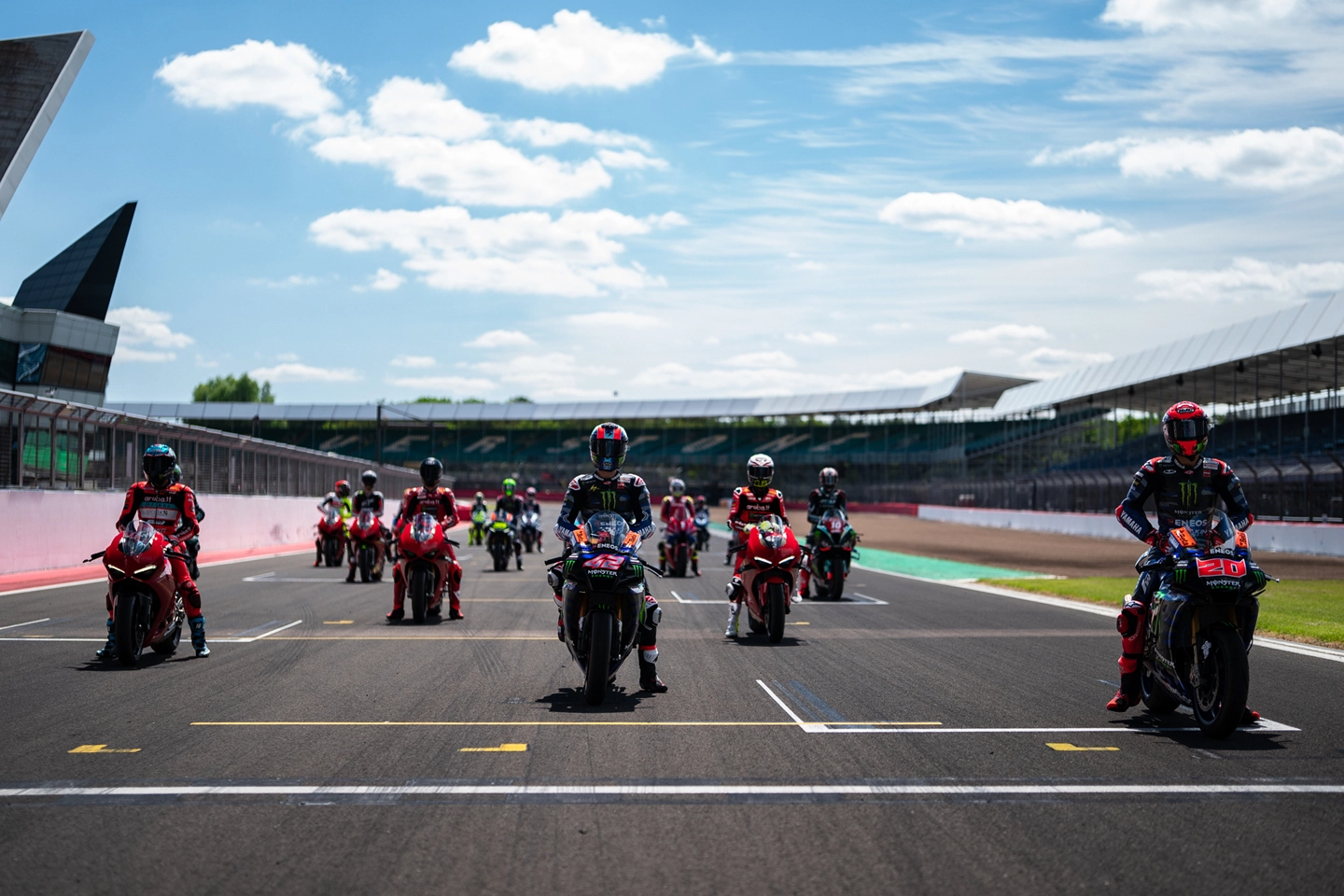  Monster Energy 找來旗下的贊助車手們，齊聚英國銀石賽道進行賽道日交流