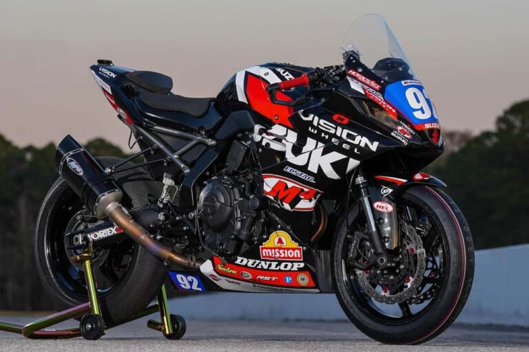 賽車版的8R和市售版相比有不少改動，塗裝設計則是參考EWC廠車的設計