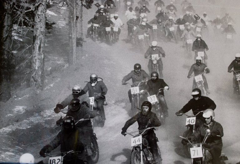 派克峰過去還曾經有過雪地摩托車賽事! 資料來源.Racing past devils playground