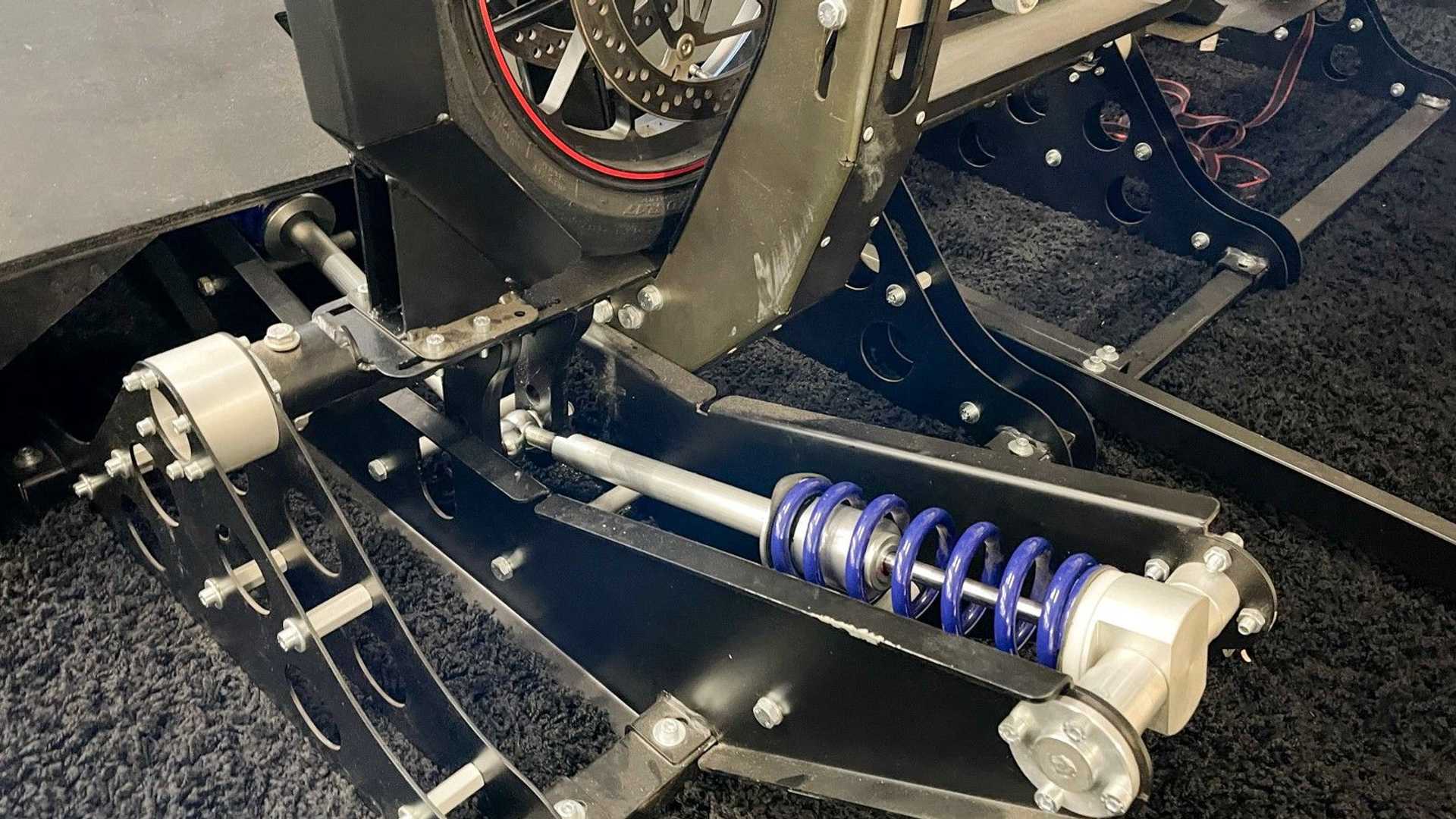 Moto Trainer Basic賽車模擬器透過中央的懸吊機構,能實現最大50度的傾斜角度