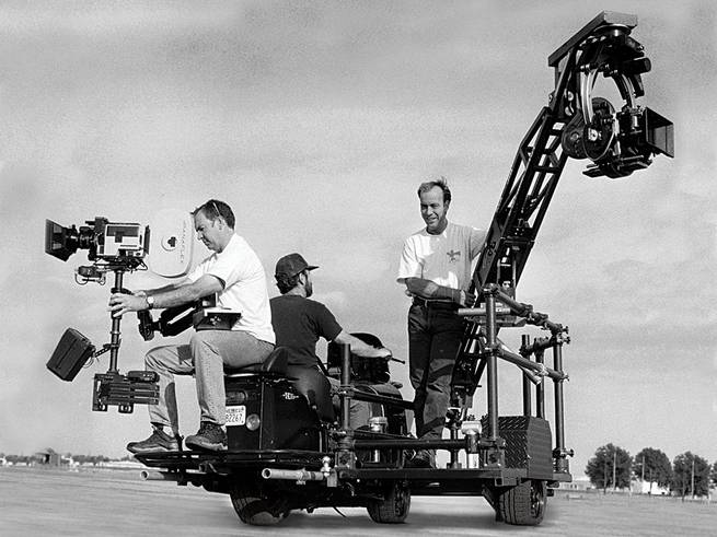 拍攝中的Camera Bike,在時速50km/h的狀態下,還能站著操作搖臂進行拍攝,電影攝影師與攝影助手也是一份相當辛苦的工作啊!