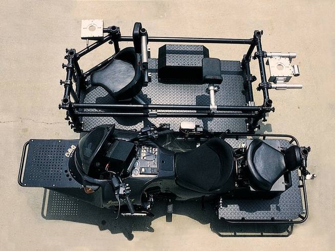 從俯視的角度看下去,整台Camera Bike有著相當寬敞的空間,能讓攝影師與導演進行順常的拍攝工作!