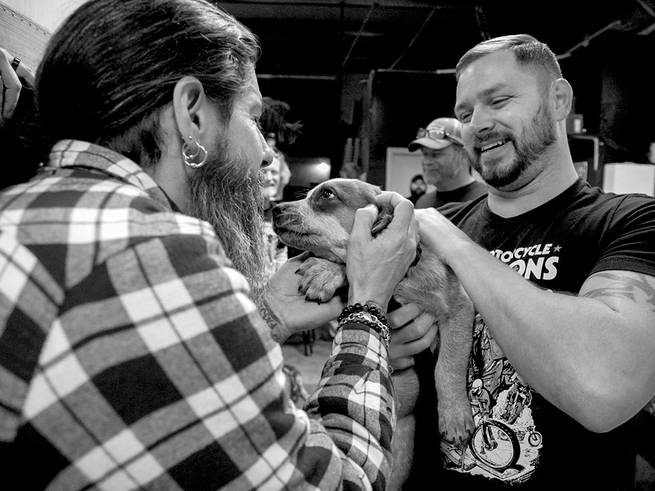 散落的機車零件、各式各樣的工具與一群熱愛機車的大老粗,真誠的笑容,在Krystal Hess的工作室裡,時常可以看到如此溫馨的場景!