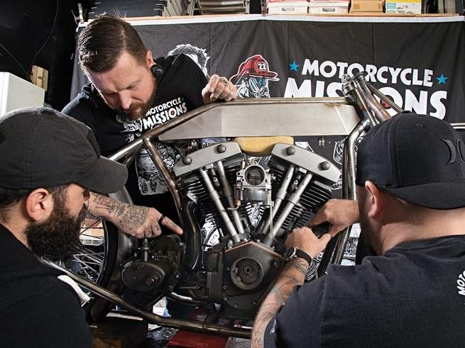 放下一切,把身心全部投入在油污與機械之中,讓這些老兵們得以在緊繃的生活之中,獲得一個拋下一切的時間與空間。