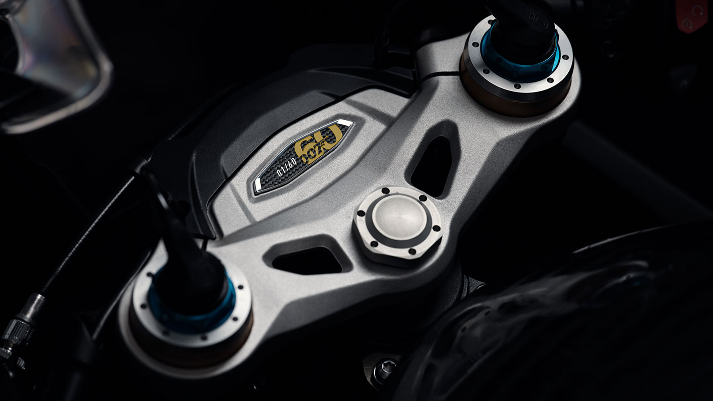 三角台上搶眼的金色限量銘牌