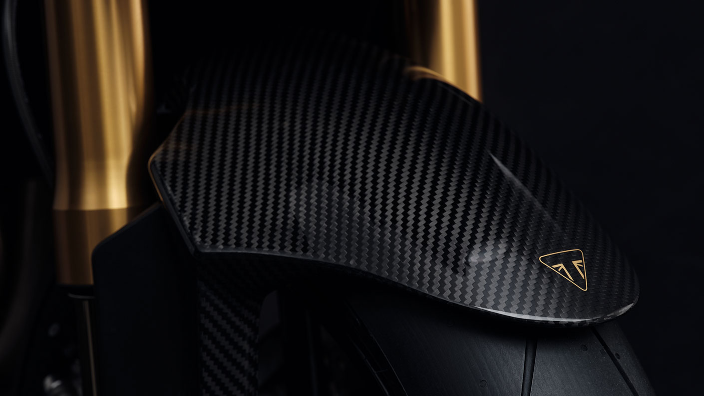 碳纖維土除配金色的Triumph LOGO