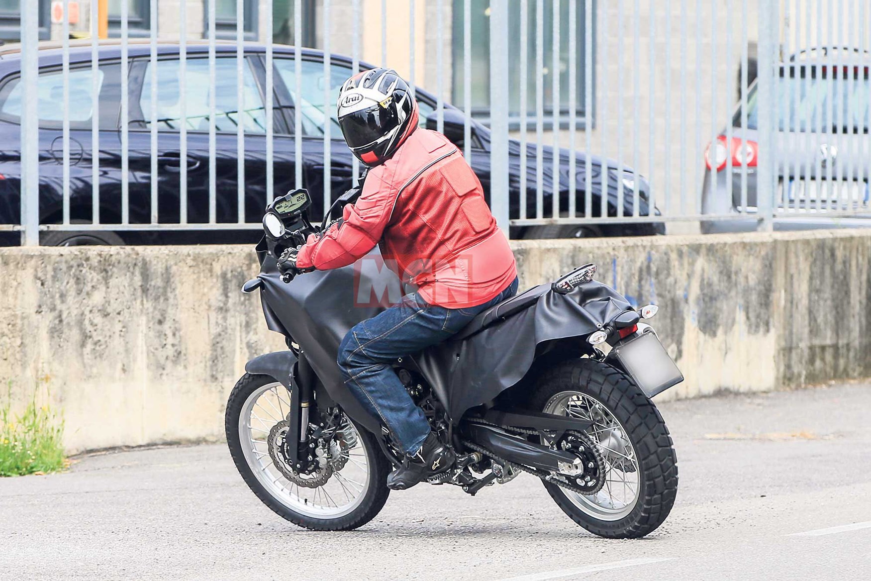 這台車將會是07家族成員內唯一使用倒叉的車款,後懸吊無意外地為中置多連桿設計