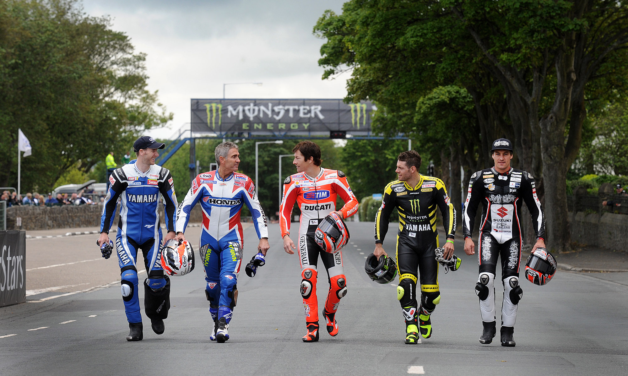 Doohan(左二) 在2011年與一票好手一同參訪了曼島TT賽事，但並非真正比賽