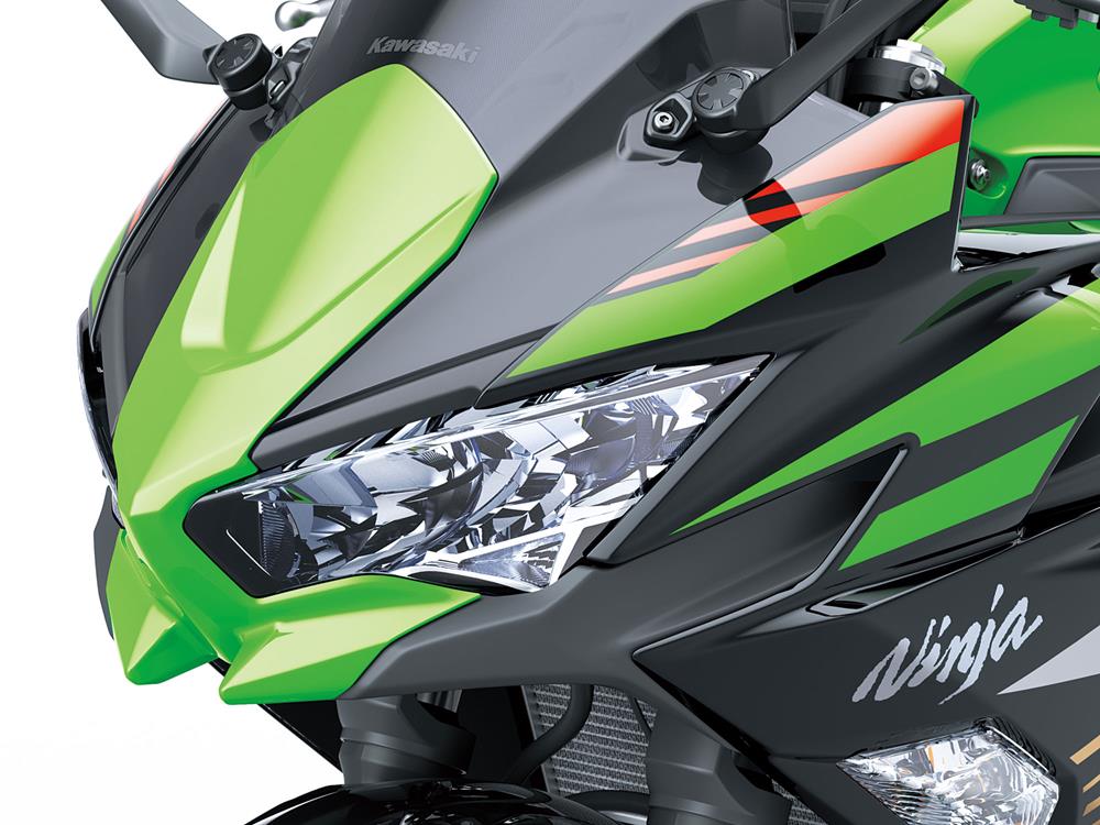 Ninja 650在前大燈方面也升級為雙LED大燈