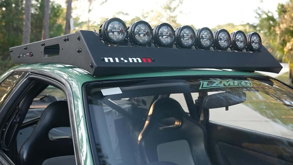 加上了車頂架以及許多霧燈