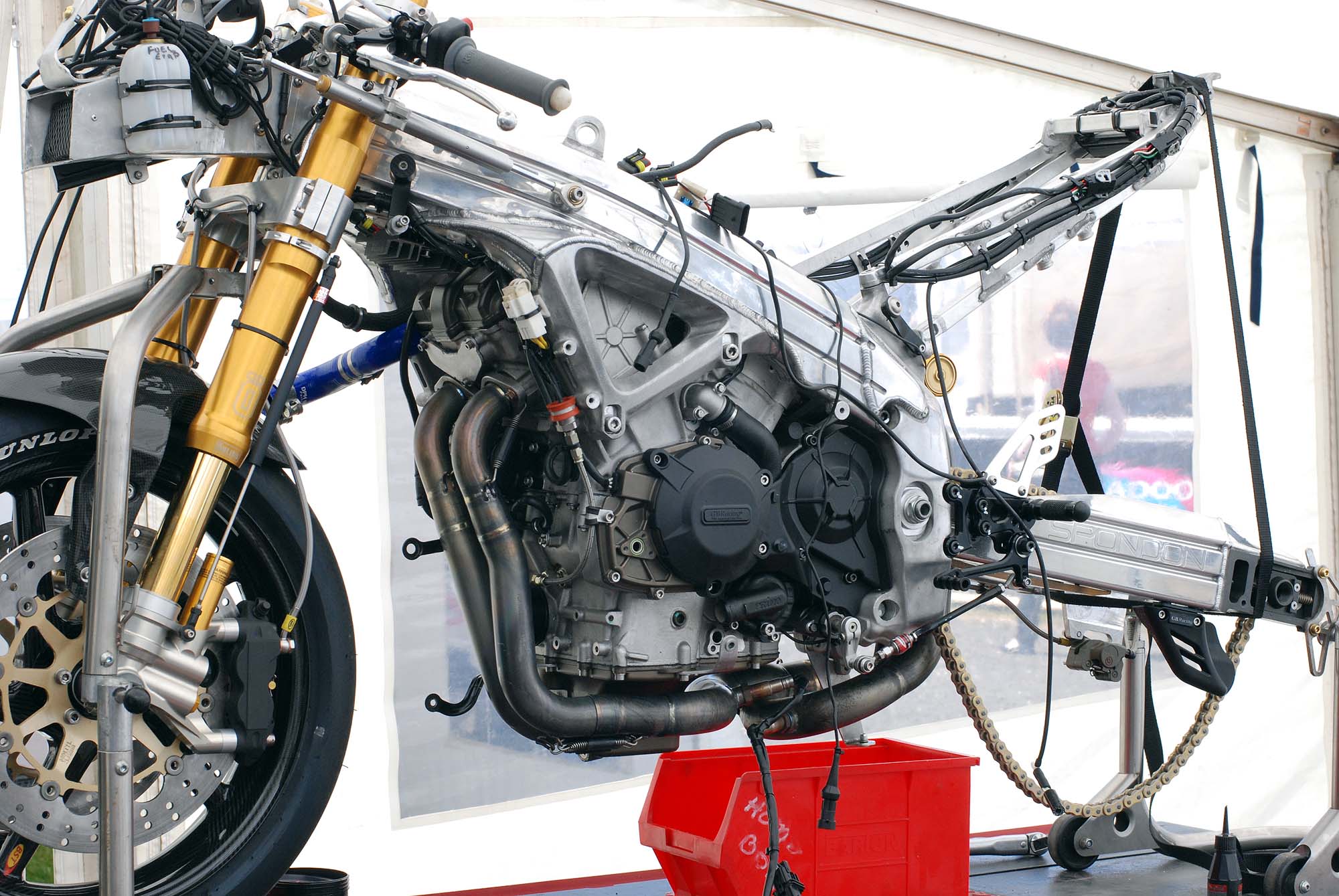 SG1賽車是以Aprilia RSV4為基礎打造