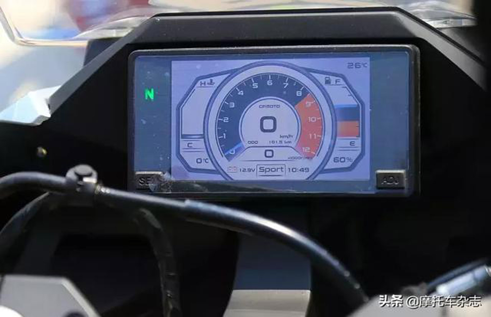 CFMOTO與KTM在17年正式合作,在方形儀表方面明顯感受得到
