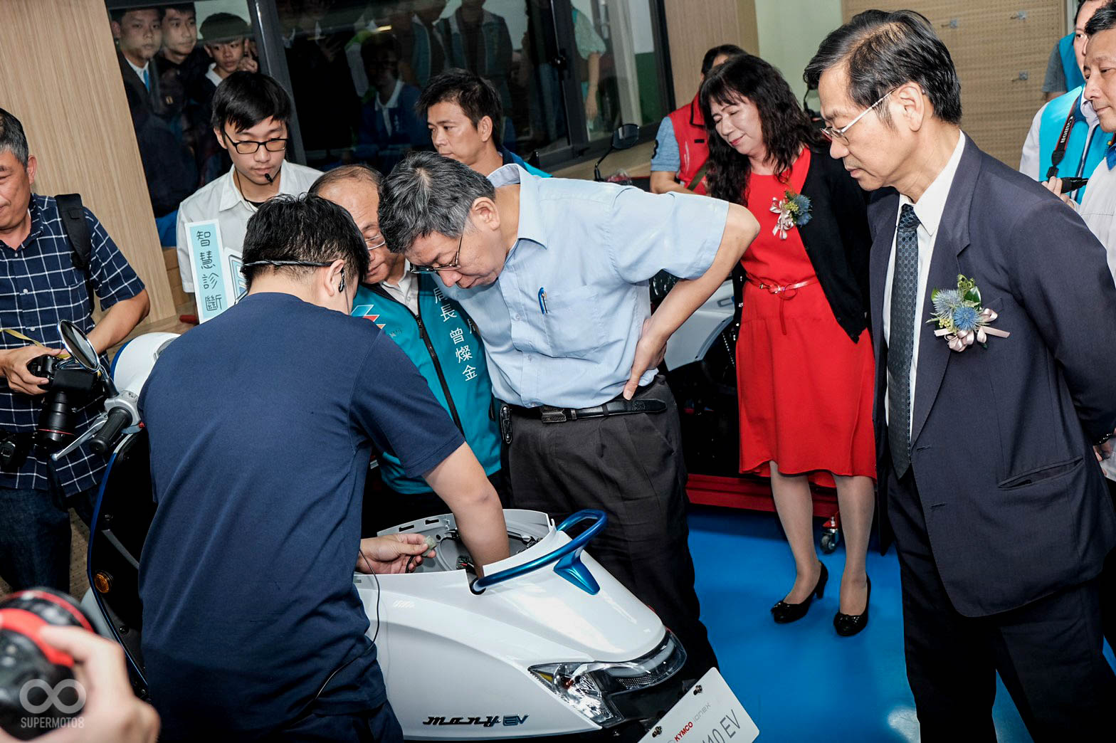台北市長柯文哲到電動車技術教學中心暸解電動車維修流程