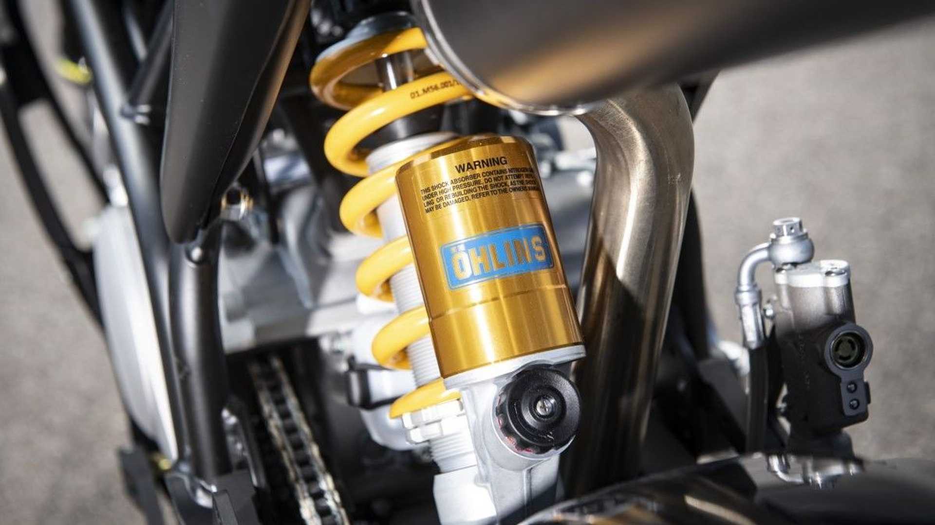 後懸吊使用Ohlins的掛瓶中置單槍避震