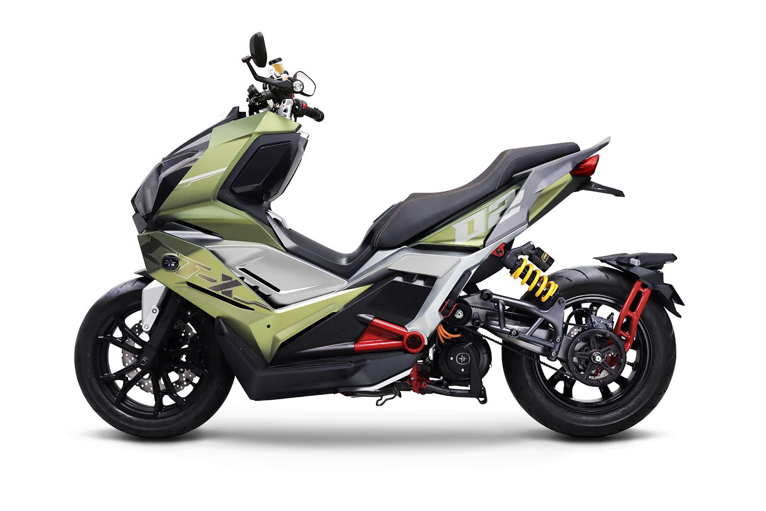 使用45Ah電池配水冷馬達、皮帶傳動,最大馬力15kW,搭配快充能在15分鐘將電池充到80%