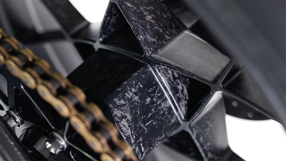 高密度鍛造技術成型，形成特有又漂亮的鍛造碳纖維表面。/A7075 T6鋁合金通過CNC加工製造的輪框是專為每輛車設計的。