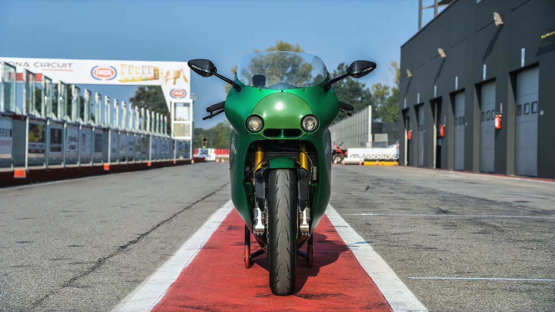 寬大流線的整流罩,配上可愛的雙圓燈,給人滿滿的80年代復古感