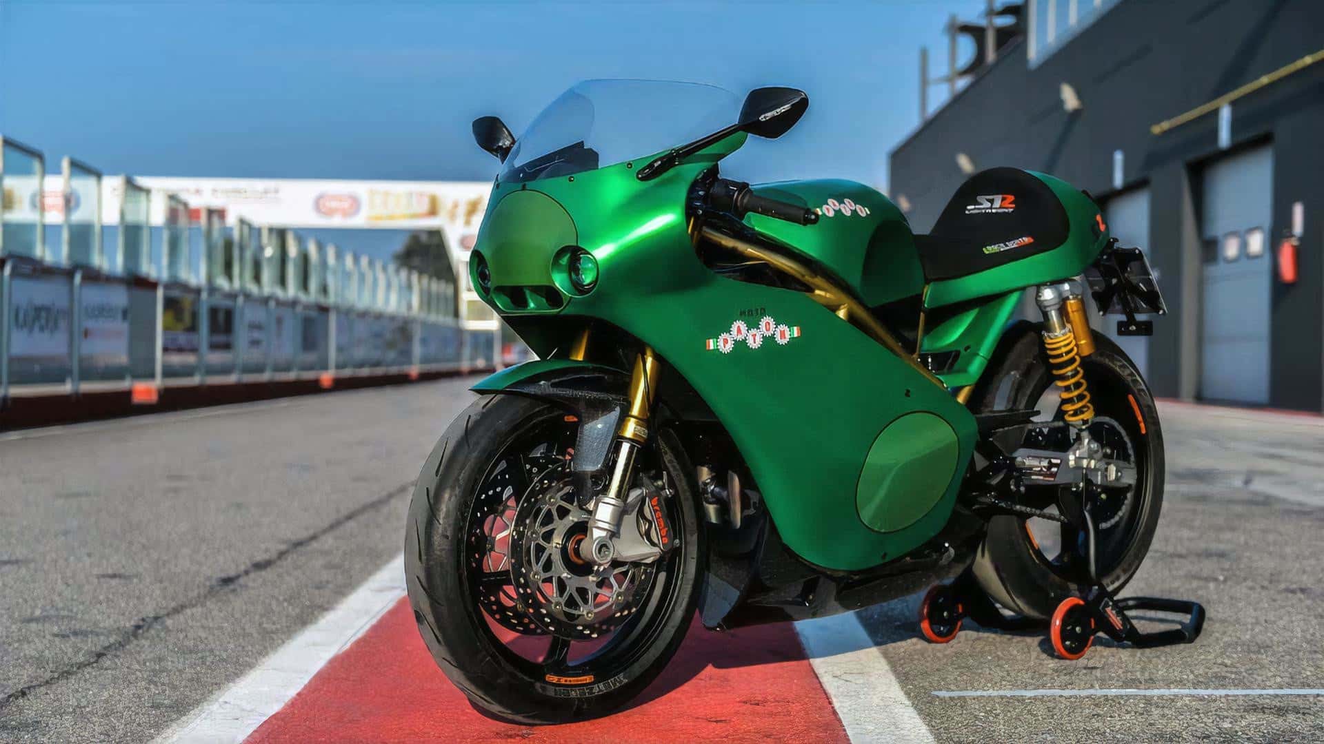 採用源自KAWASAKI ER6的649c.c.並列雙缸引擎,搭配Öhlins、Brembo等知名改裝品牌的頂級好料