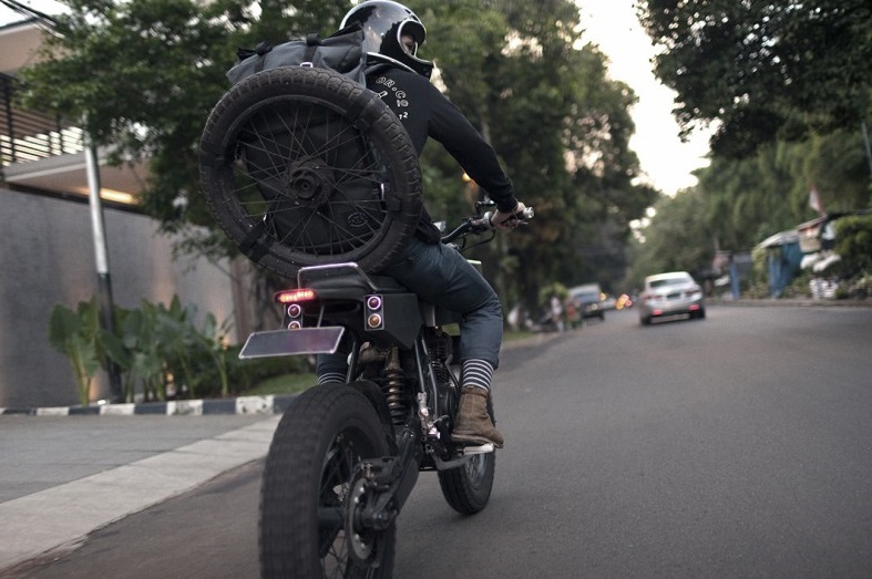 利用扣環與尼龍帶,就連機車輪框也能輕易攜帶