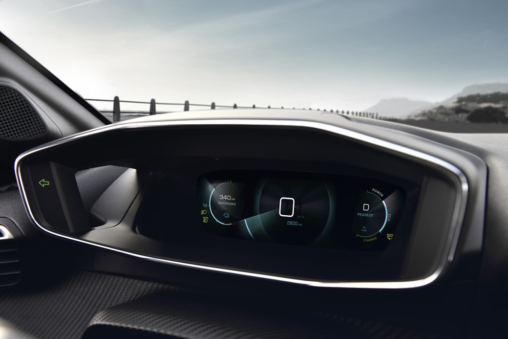 208的儀表造型相當前衛獨特,顯示數據更是讓人覺得有些科幻