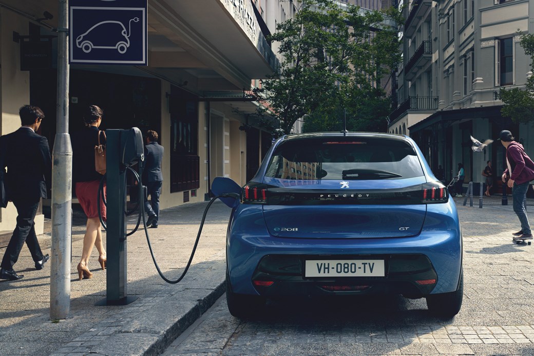 e-208支援100kW的快速充電樁,能在30分鐘充飽80%的電力