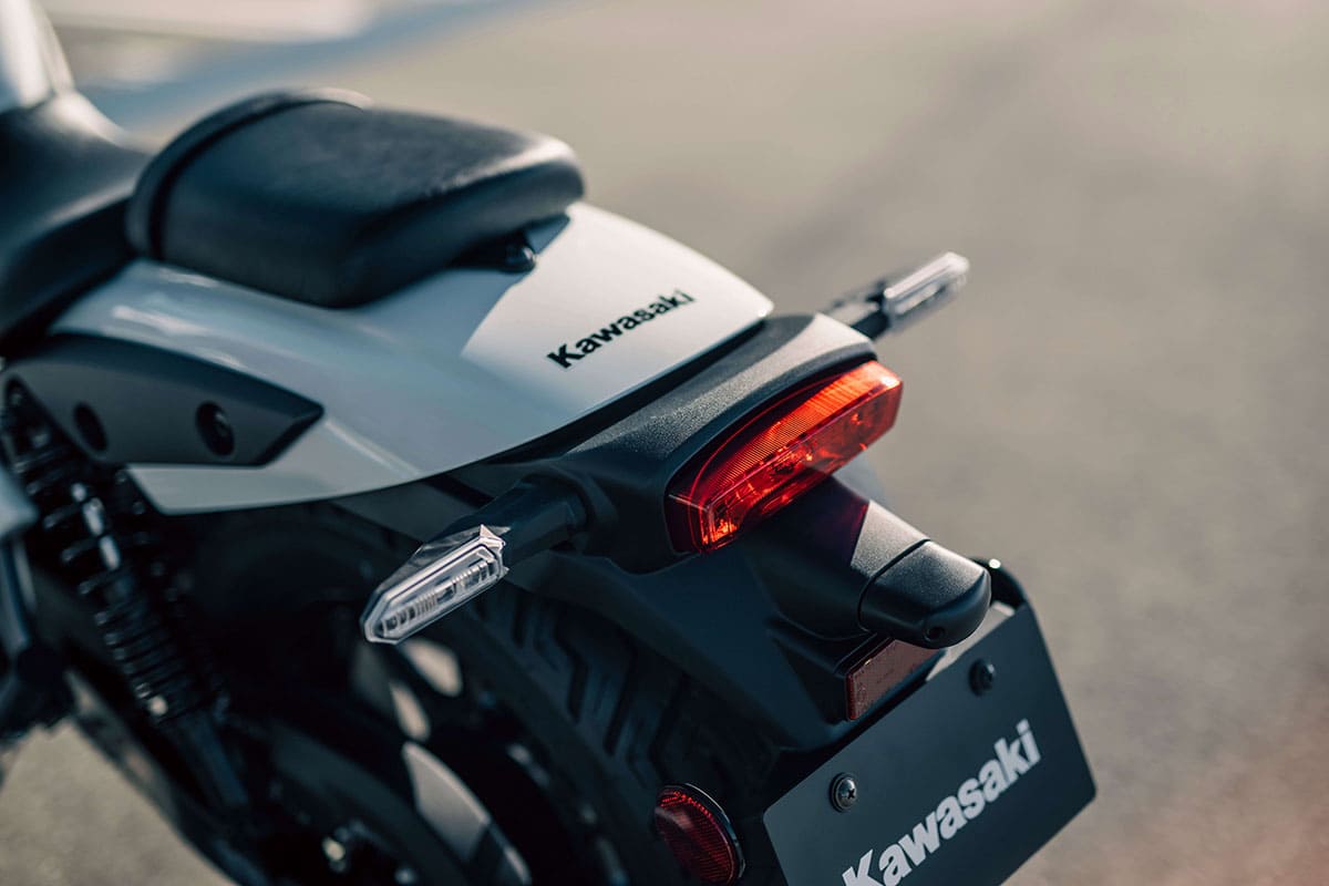 扁平的車尾設計,搭配窄坐墊、長條尾燈,給人俐落的戰鬥感