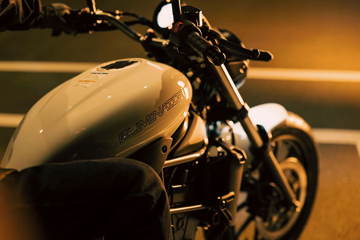 薄型油箱線條與鋼管車架相呼應,油箱上也有Eliminator的字樣點綴