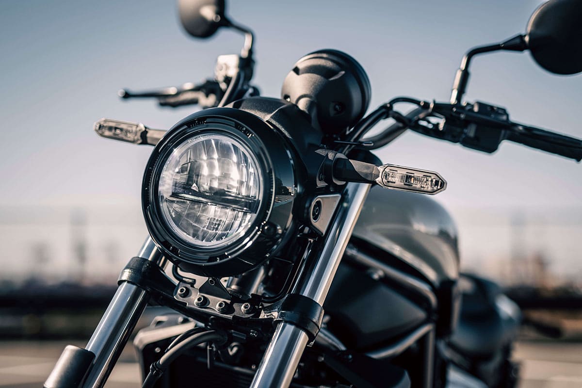 經典的圓燈配單圓錶