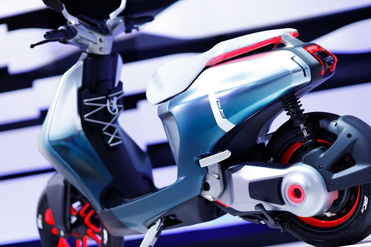 E02擁有前踏板空間，同樣也是充電式電動車