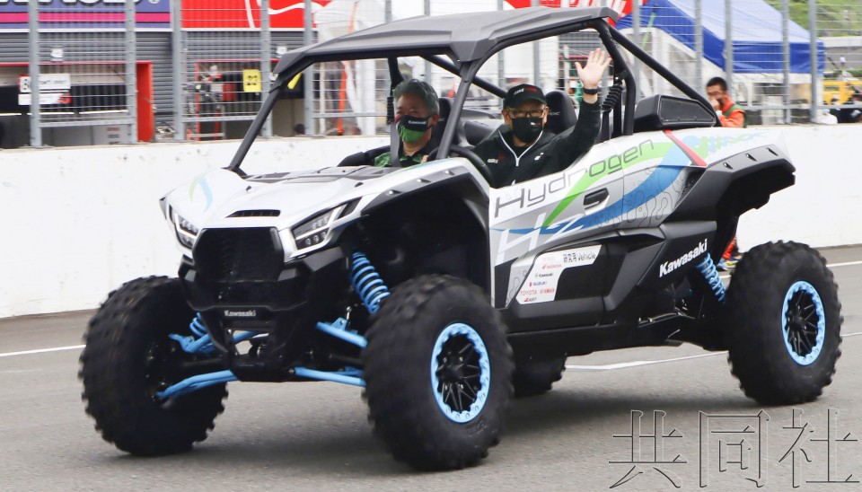 TOYOTA社長豐田章男試乘一台KAWASAKI的氫氣動力ATV。圖片來源.共同社