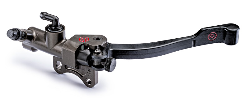 BREMBO 左手後剎車主缸,現今某些GP車也有使用,但理由不是因為受傷,而是能在彎道中控制車輛重心平衡 photo via: BREMBO