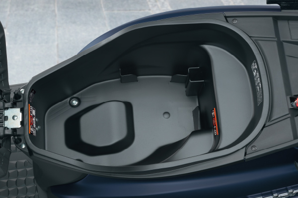 坐墊下置物箱容量來到 24.4 公升，看起來深度表現普通