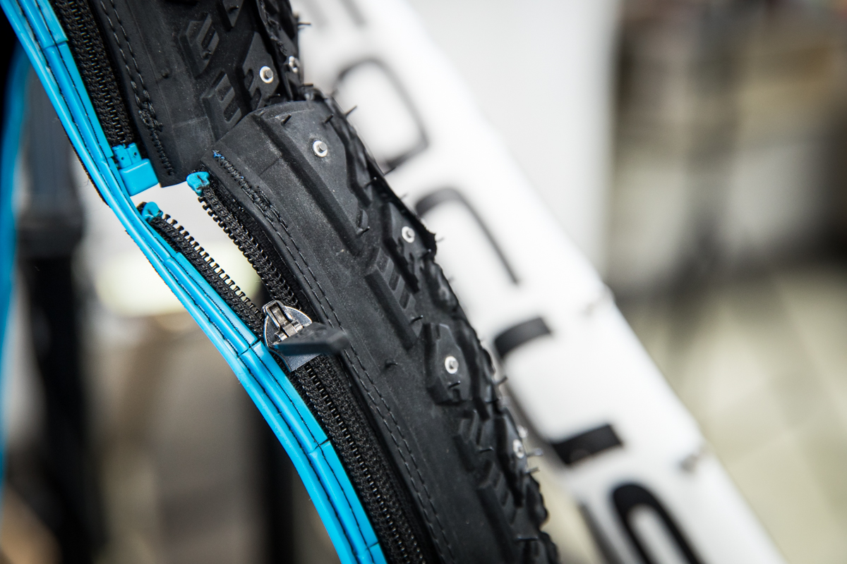 reTyre的胎皮採用拉鍊式的設計,讓騎士可以迅速的拉上一層不同用途的胎面,來應付不同的路面狀況