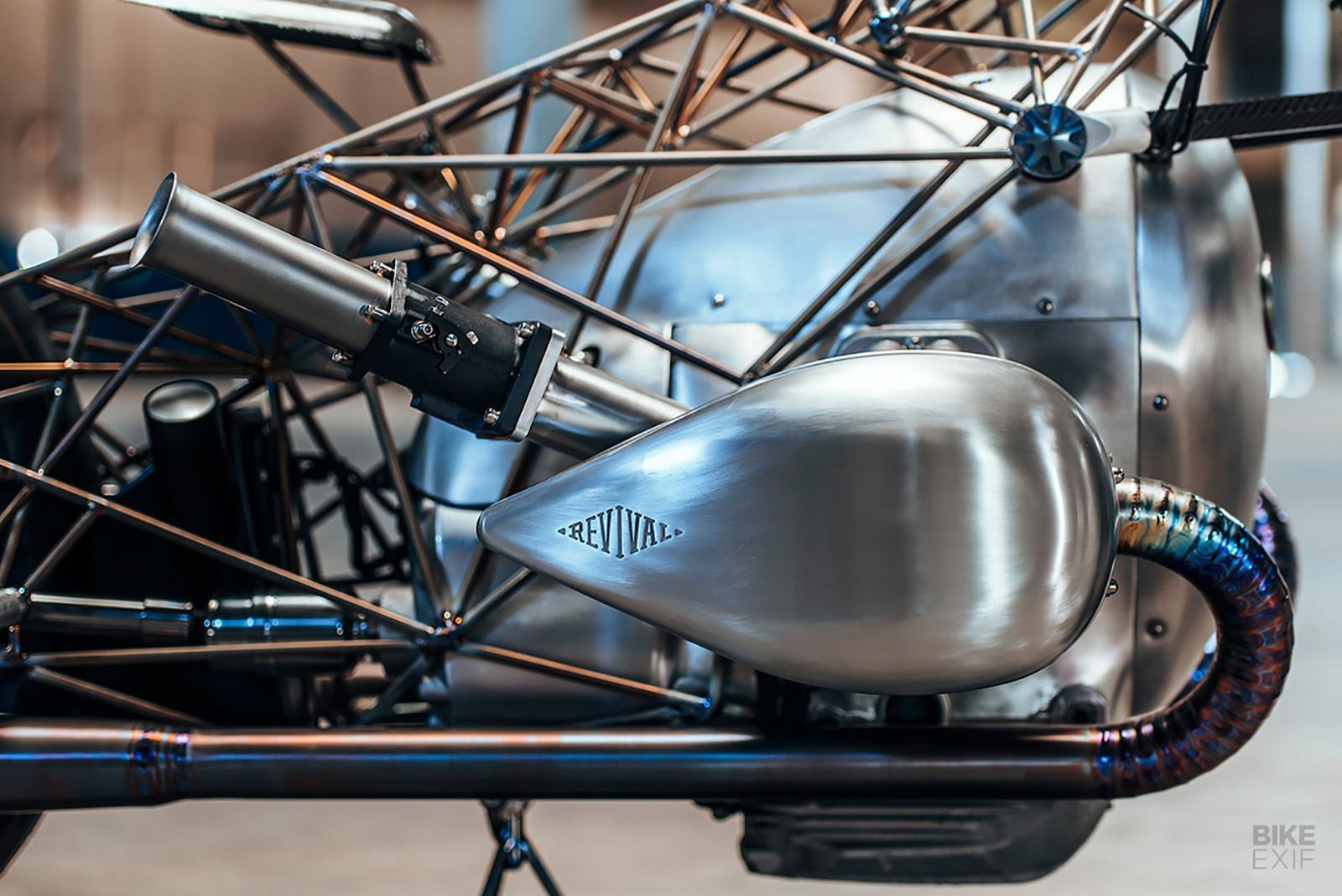 量身打造的引擎外殼,除了飾有高雅的髮絲紋之外還具備收納電系的用途