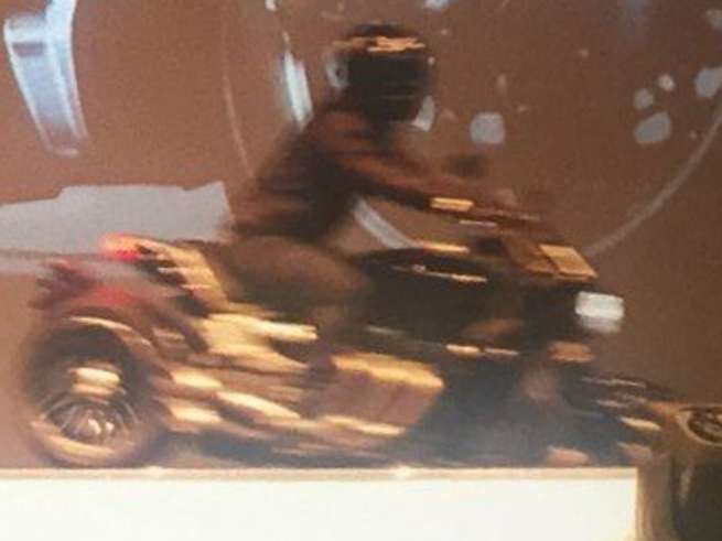 雖然車身非常非常模糊，但是仍舊可以看出那性感的單搖臂，以及短排氣管的設計