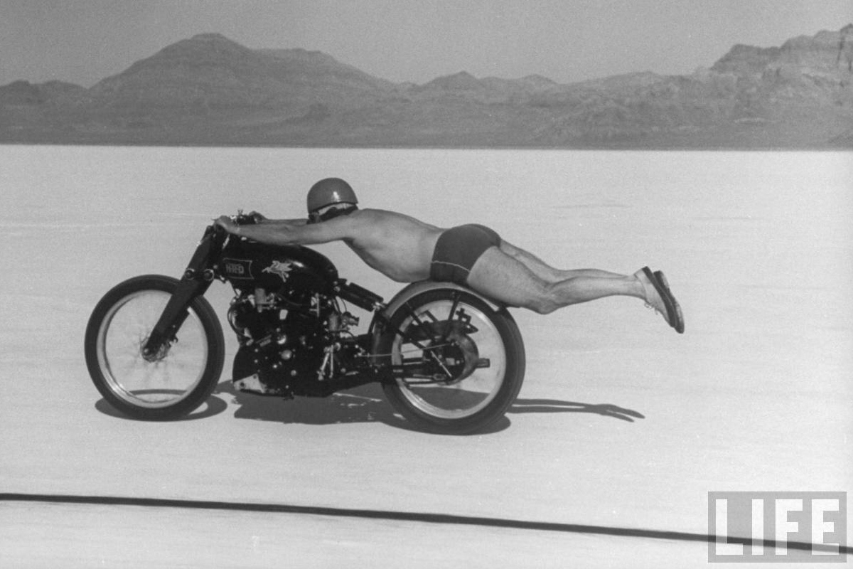 穿泳褲拉尾速,從照片可看出追求極限是一件多麽瘋狂的事。