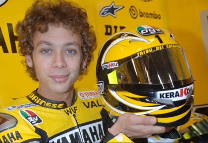 2005年Rossi經典的黑黃塗裝便是向Kenny Roberts致敬