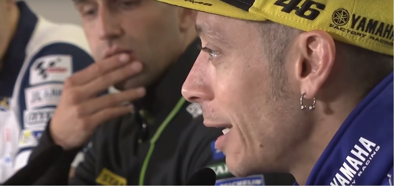 當你看到Rossi 於上週法國站前聯合記者會上,代替現場所有人為Nicky Hayden 祈福的泛淚眼神,你就明白沒有甚麼比那更能形容這位前世界冠軍的為人