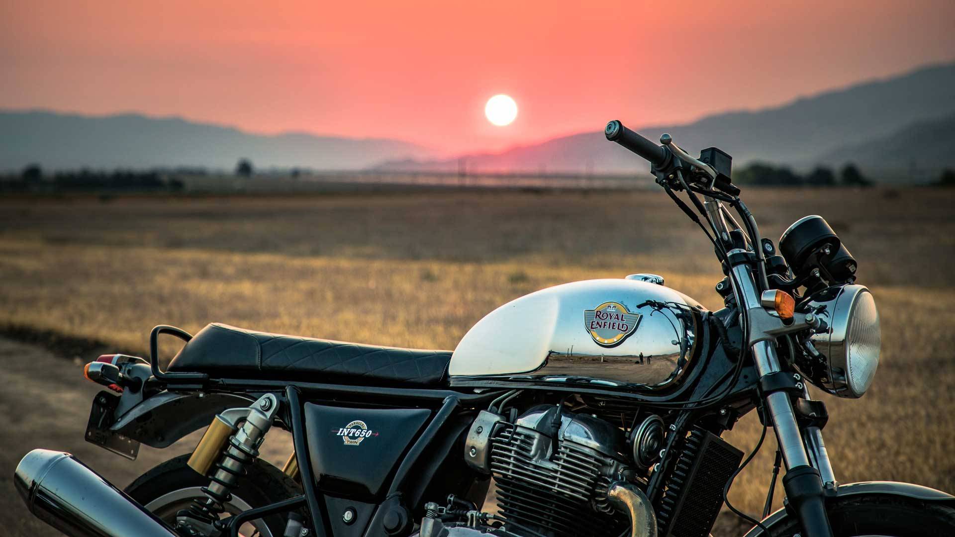 高聳的握把、雙錶圓燈配上修飾圓潤的水滴形油箱,INT650的造型真的只有經典能形容!