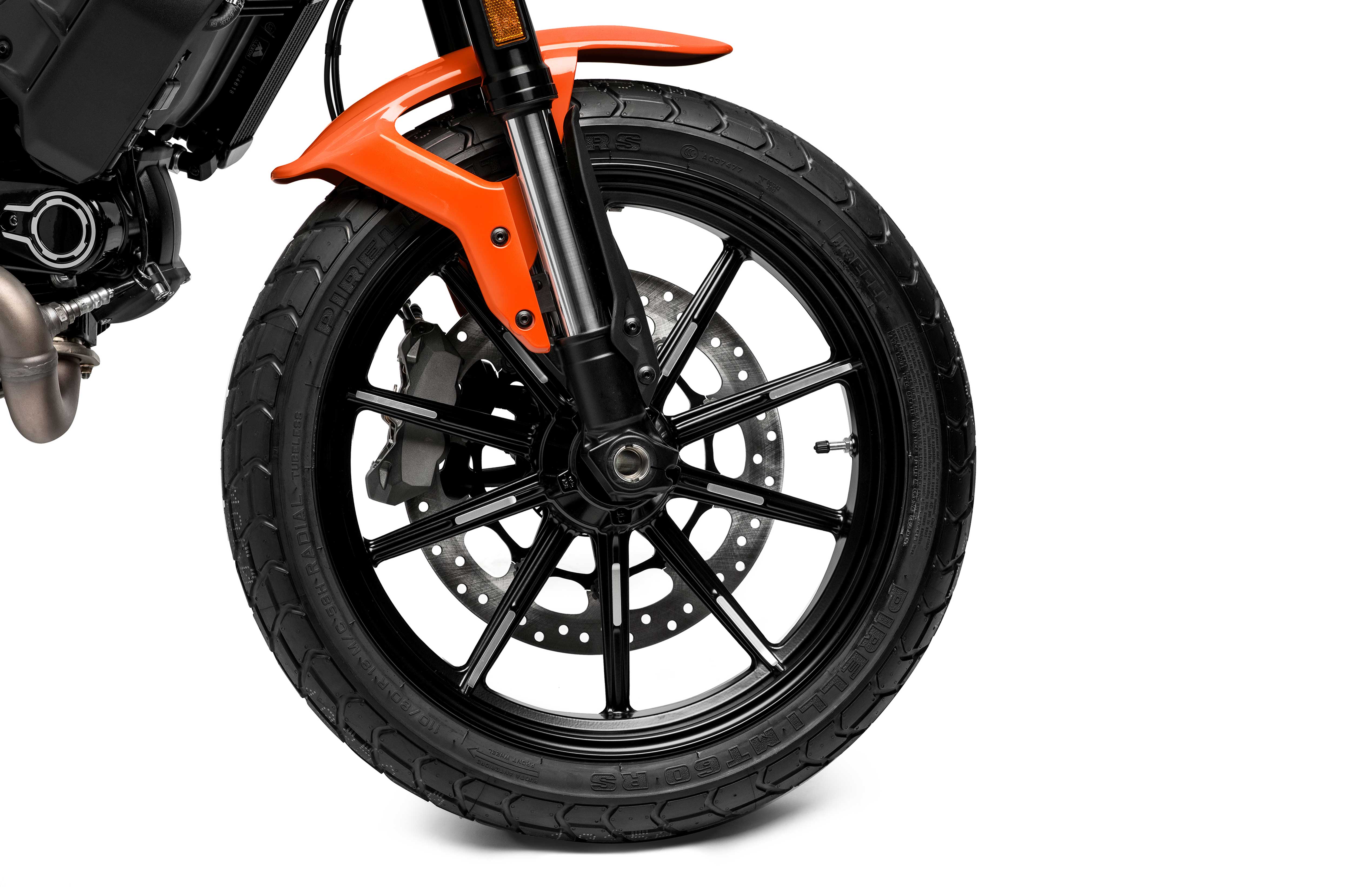 2019 Ducati Scrambler Icon除了全家族升級外，前輪則是另外換上1100車款的10幅鋁圈