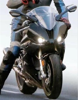 S1000RR 最著名的不對稱頭燈已經消失，改為對稱式的雙魚眼大燈，進氣口仍在中央