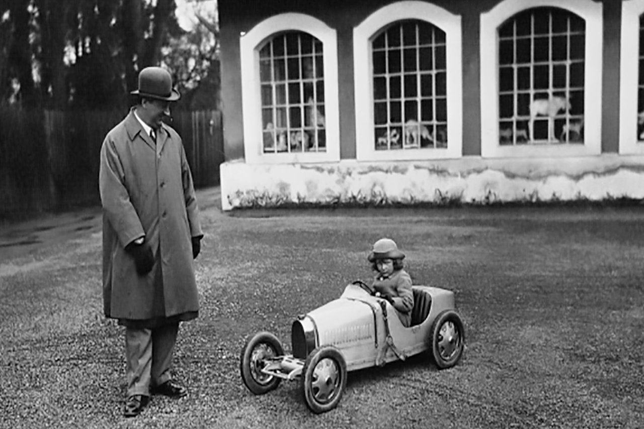 2019年日內瓦車展上，Bugatti曾展示透過3D列印打造的玩具；而模仿對象就是當年Ettore Bugatti送給兒子Roland的生日禮物童車