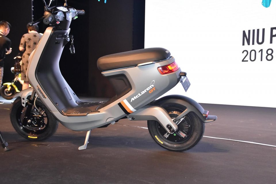 中國的小牛電動車也是以小功率、在家充電為主的電動車
