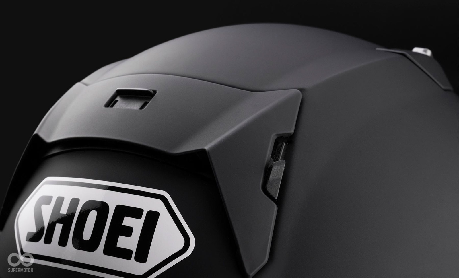 頭頂具有誇張的空力造型與進氣孔