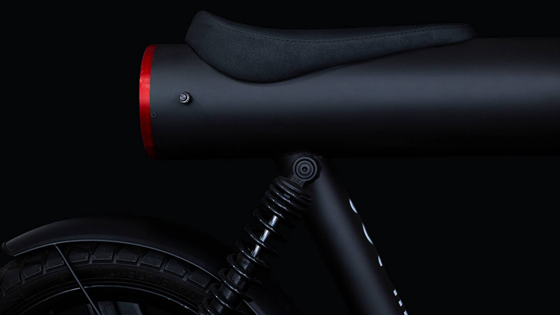 椅墊絲毫不加修飾的,就直接座落在管狀的火箭本體上,似乎有種向經典電影奇愛博士中的Bomb Rider致敬的味道